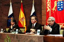 José Miguel González, en el centro, entre Carlos Carnero (a su derecha) y Gabriel Cisneros (a su izquierda)