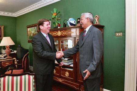 El presidente del Parlamento de Canarias, Gabriel Mato, y el cónsul general del Reino de Marruecos, Abderrahman Leibek.