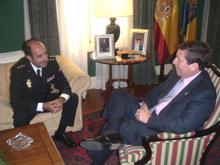 El jefe superior de Policía en Canarias, Javier Ballesteros, se despide del presidente de la Cámara