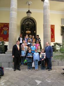 Un grupo de niños bielorrusos visitan el Parlamento de Canarias