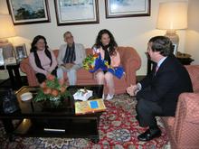 La reina del Hogar Canario Venezolano charla con el presidente del Parlamento