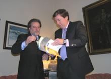 El presidente del Consejo Económico y Social de Canarias entrega a Gabriel Mato la memoria anual de 2003 de este organismo
