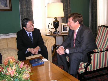 El Parlamento recibe al embajador de Japós en su primera visita a Canarias
