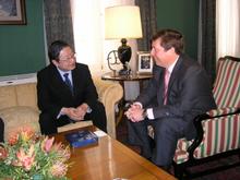 El Parlamento recibe al embajador de Japós en su primera visita a Canarias