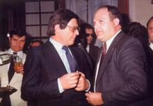 Pedro Guerra dialoga con Eligio Hernández, tras la constitución del Parlamento Provisional