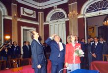 Los Reyes de España, junto a Victoriano Ríos, visitan el Salón de Plenos del Parlamento (1990)