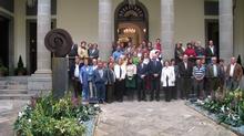 El multitudinario grupo de la Asociación de Vecinos de Icod de los Vinos, junto al Presidente de la Cámara, Antonio Castro Cordobez y los restantes miembros de la Mesa, en los jardines del Parlamento