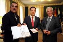 Fotografía El presidente de la Cámara recibió el original del libro “Manuel Velázquez Cabrera, el defensor de la isla” 