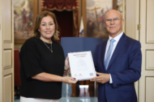 Fotografía La presidenta del Parlamento, Astrid Pérez, recibe el Informe Anual de 2023 del Diputado del Común 
