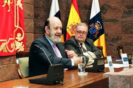 Gil Robles durante su intervención en la Jornada sobre el Tratado Constitucional de la UE