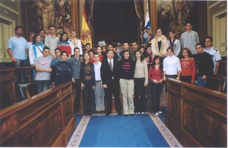 Los alumnos, en el salón de plenos con el presidente