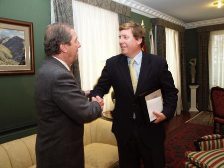 El Diputado del Común entrega su memoria anual al presidente del Parlamento