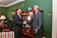 El presidente del Parlamento de Canarias, Gabriel Mato, y el cónsul general del Reino de Marruecos, Abderrahman Leibek.