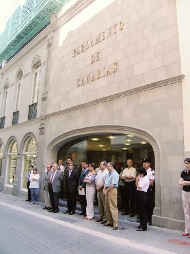 Concentración silenciosa como rechazo contra la violencia doméstica tras el asesinato de una mujer en Telde a manos de su marido Concentración silenciosa como rechazo contra la violencia doméstica tras el asesinato de una mujer en Telde a manos de su marido