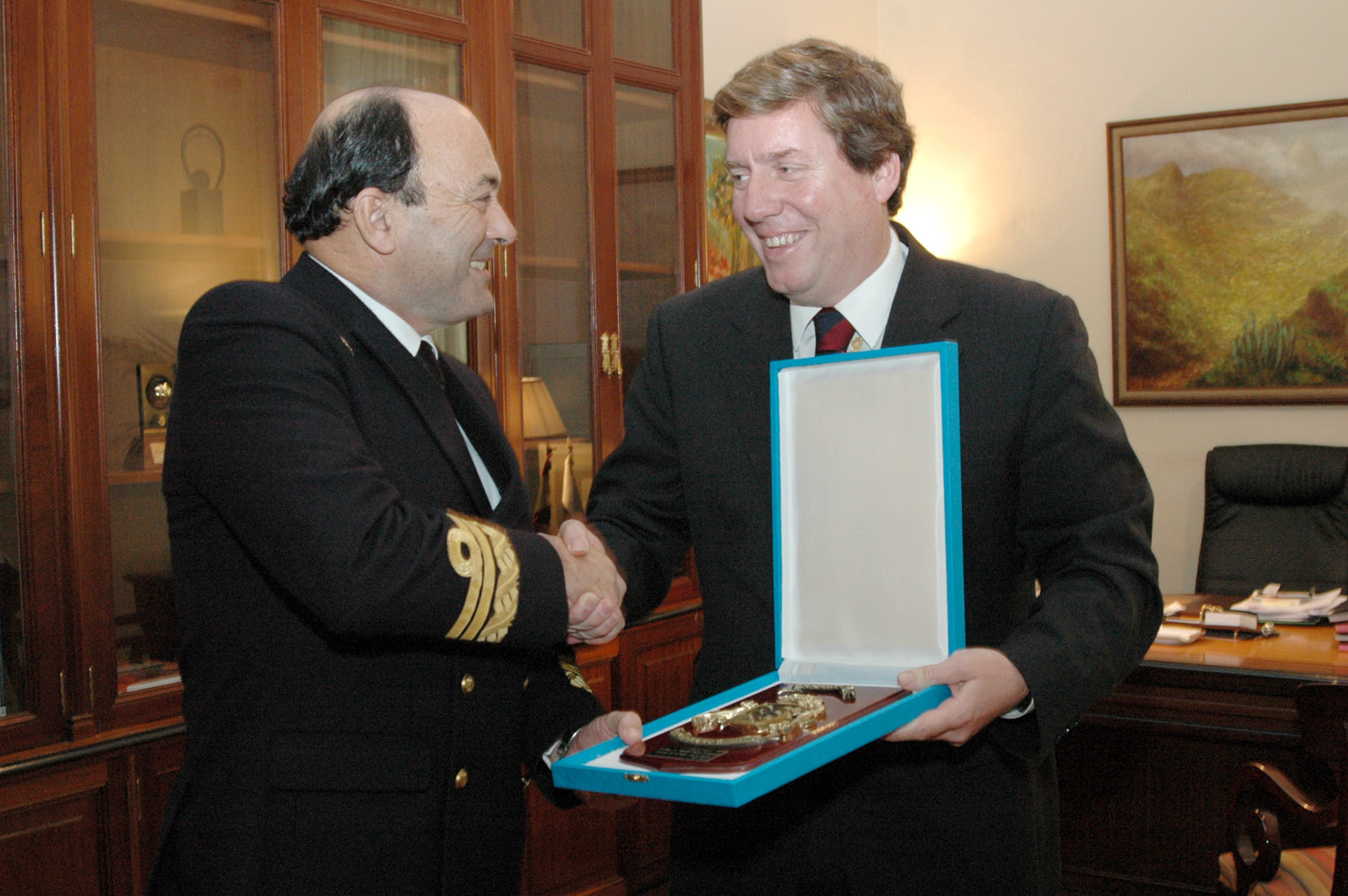 Gabriel Mato despide al almirante jefe del Mando Naval de Canarias