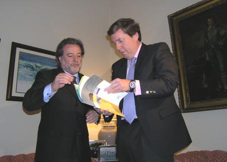 El presidente del Consejo Económico y Social de Canarias entrega a Gabriel Mato la memoria anual de 2003 de este organismo