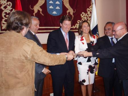 Gobierno, sindicatos y empresarios entregaron el proyecto de ley de Participación Institucional en el Parlamento Gobierno, sindicatos y empresarios entregaron el proyecto de ley de Participación Institucional en el Parlamento