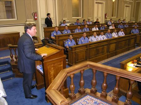 Mato da la bienvenida a los agentes de seguridad Mato da la bienvenida a los agentes de seguridad