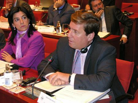 Gabriel Mato, junto a su homóloga del País Vasco, hoy en el encuentro de la CALRE en Barcelona Gabriel Mato, junto a su homóloga del País Vasco, hoy en el encuentro de la CALRE en Barcelona