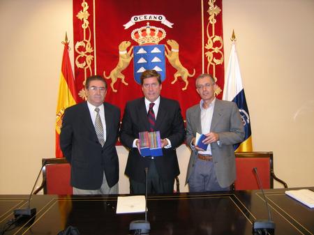 Gabriel Mato (C) durante la presentación de la colección