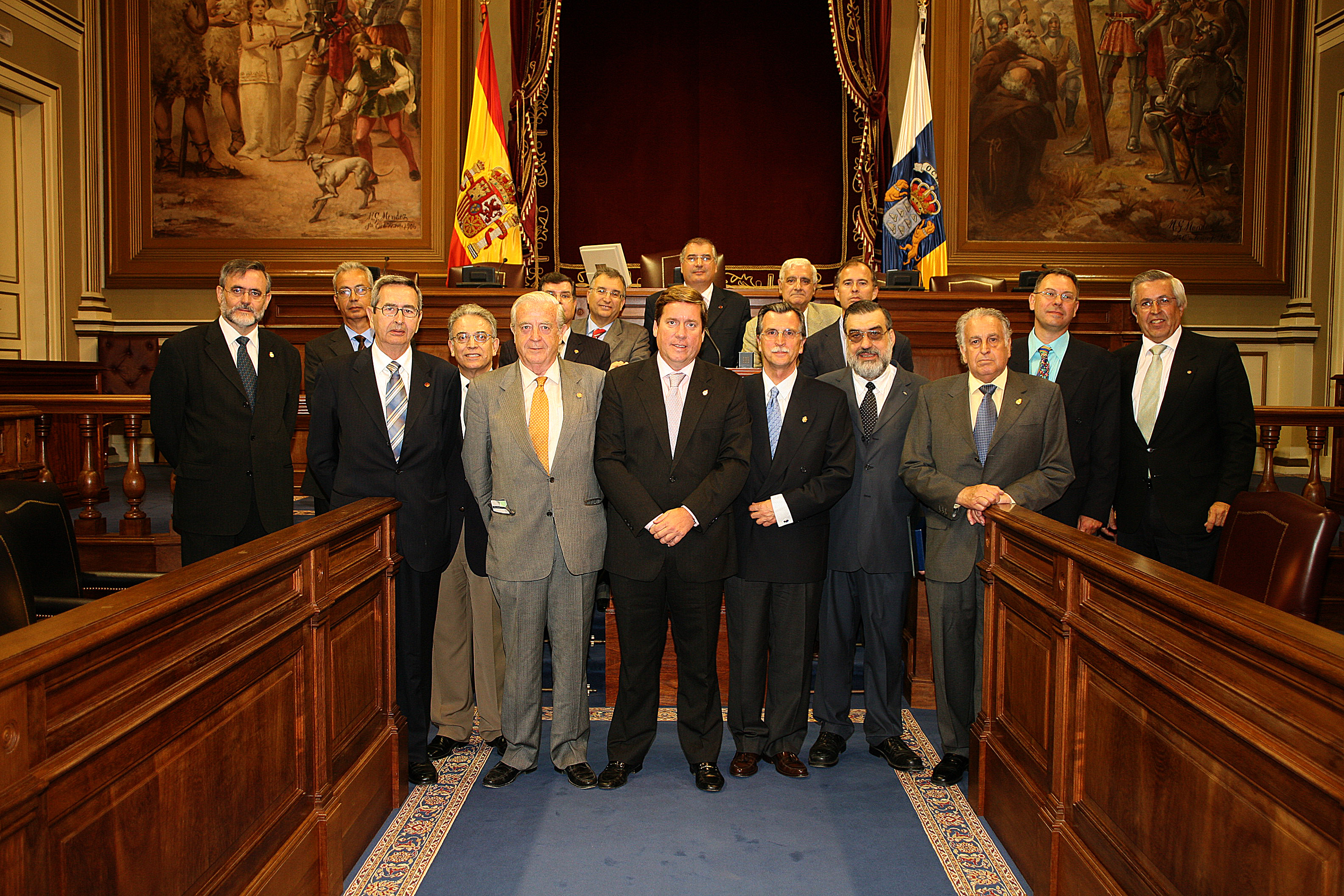 Las juntas directivas de Gran Canaria y Tenerife posan, junto al presidente regional, en el Salón de Plenos de la Cámara