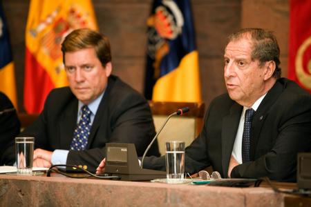 El Diputado del Común (dercha) junto al presidente del Parlamento