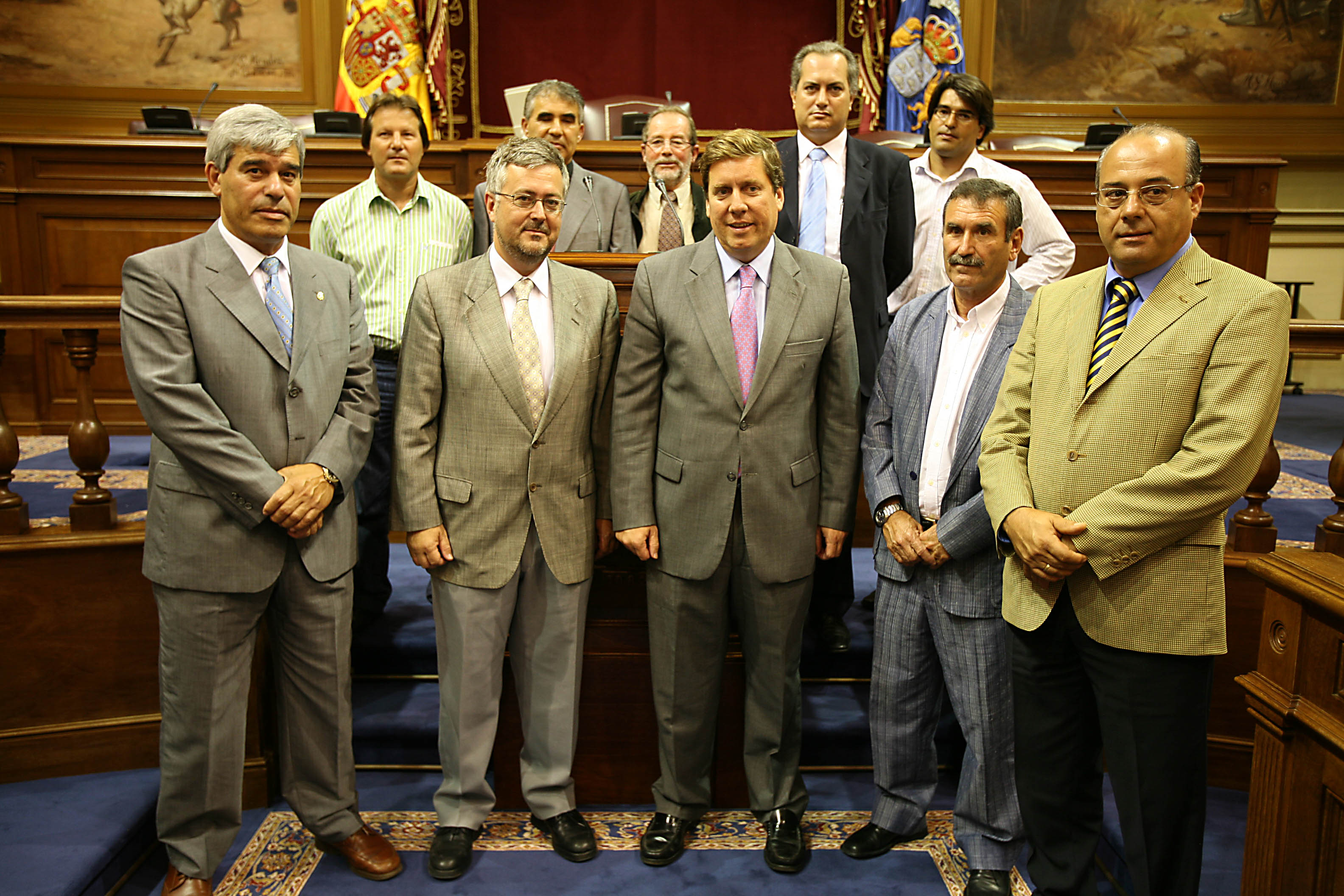 Gabriel Mato junto a los presidentes insulares de Lucha Canaria en el Salón de Plenos del Parlamento