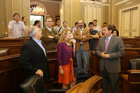 El presidente aprovechó la visita para explicar a los periodistas el funcionamiento de la Cámara legislativa canaria