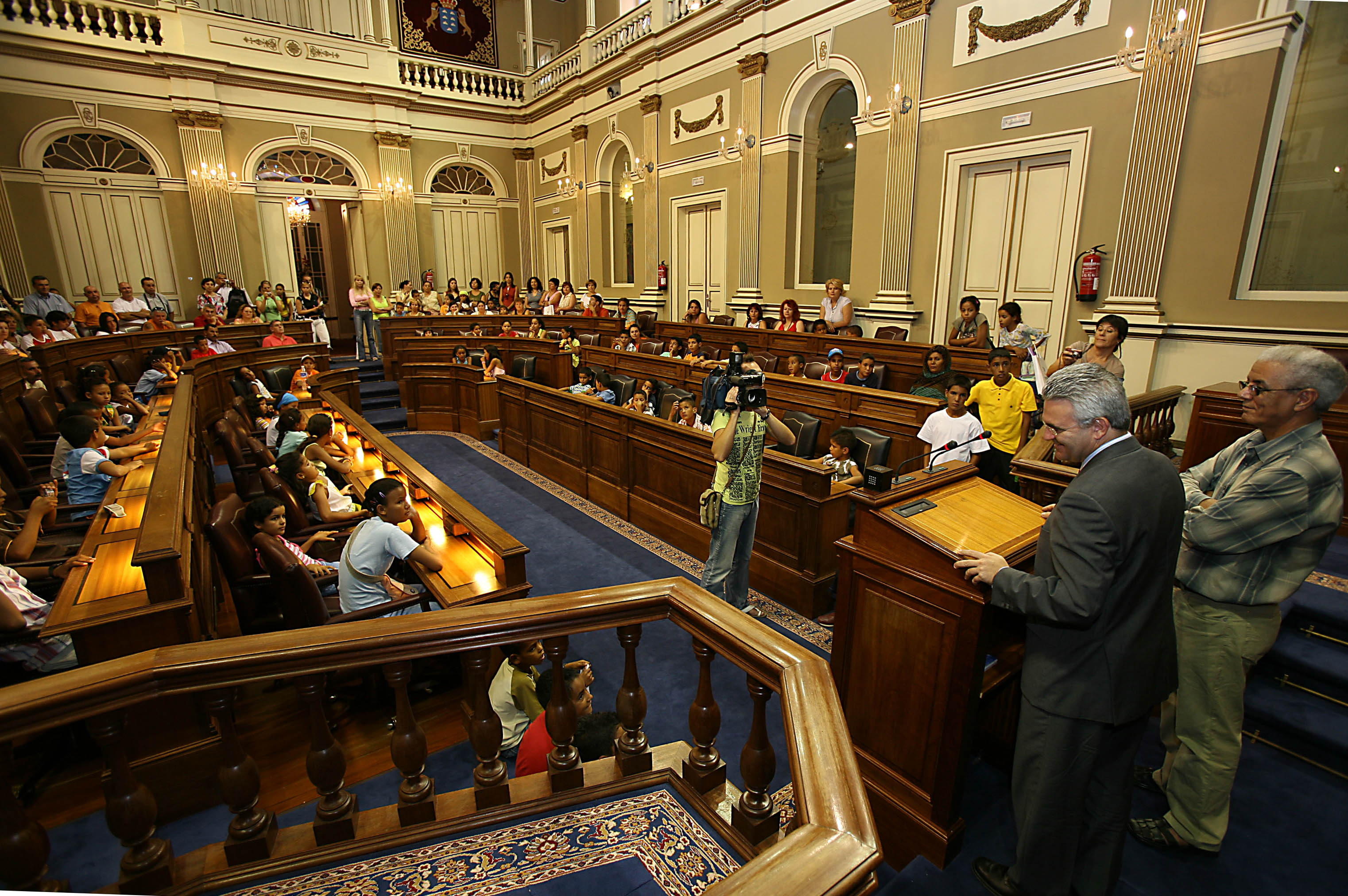 Alfredo Belda recibió a los niños y a sus familias de acogida en el Salón de Plenos de la Cámara regional