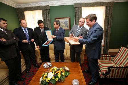 Ambros presidentes se intercambian unos recuerdos como muestra de estea visita a la sede parlamentaria