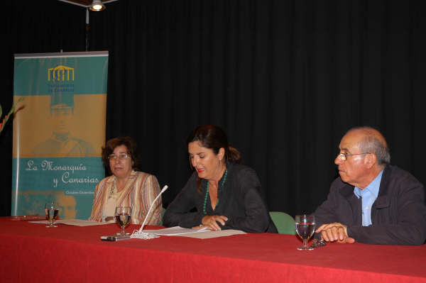 María Elsa Melián (primera por la izq), junto a la diputada Belén Allende (centro) y el presidente del Cabildo de El Hierro, Tomás Padrón