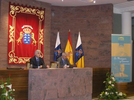 José Miguel Pérez (izq) junto al presentador del acto, el vicepresidente primero de la Cámara, Alfredo Belda