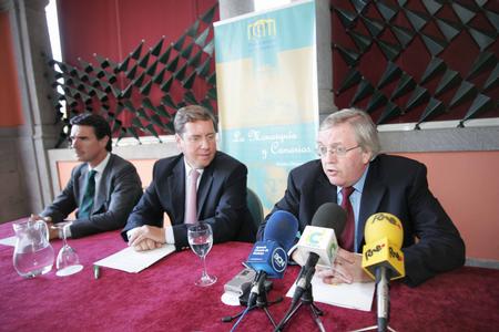 Paul Preston (primero por la derecha), junto al presidente del Parlamento (centro) y el presidente del Cabildo de Gran Canaria Paul Preston (primero por la derecha), junto al presidente del Parlamento (centro) y el presidente del Cabildo de Gran Canaria