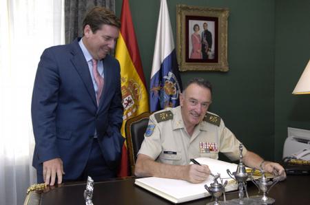 El presidente del Parlamento de Canarias, Gabriel Mato, junto al jefe del Mando Militar de Canarias, Emilio Pérez Alamán