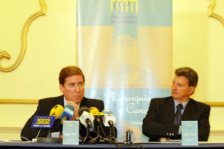 El presidente del Parlamento de Canarias, Gabriel Mato (izq), y el investigador Agustín Guimerá durante el acto de presentación en La Palma