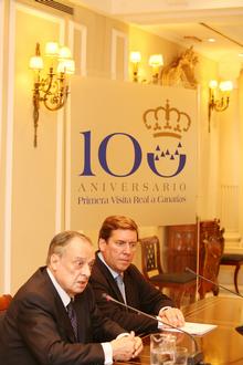 Fotografía CICLO DE CONFERENCIAS-Sabino Fernández Campo destaca en Tenerife el papel clave de la Monarquía en la transición española 