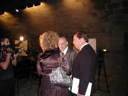 El conferenciante Antonio Fontán (centro), junto a la alcaldesa de Arrecife, María Isabel Déniz y el presidente del Parlamento, Gabriel Mato