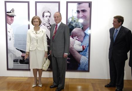 Instante en que los Reyes de España inauguraban la exposición 'Imágenes para un Centenario'