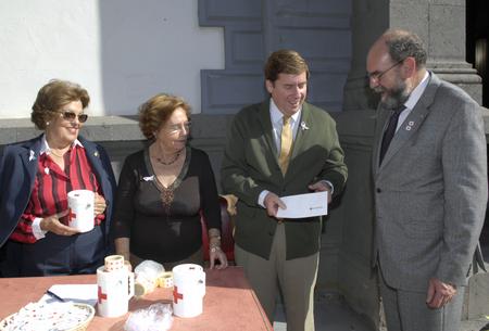Gabriel Mato entrega el donativo al presidente autonómico de Cruz Roja Española, Alejo Trujillo
