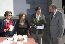 Fotografía El Parlamento entrega un donativo a Cruz Roja Española en el Día de la Banderita 