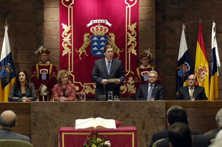 Instante en que el presidente del Parlamento pronuncia su discurso con motivo del Día de la Constitución