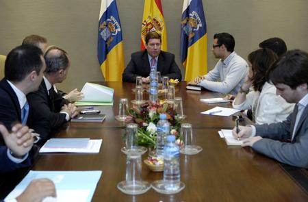 El presidente y los portavoces parlamentarios reciben a la Plataforma Joven Canaria