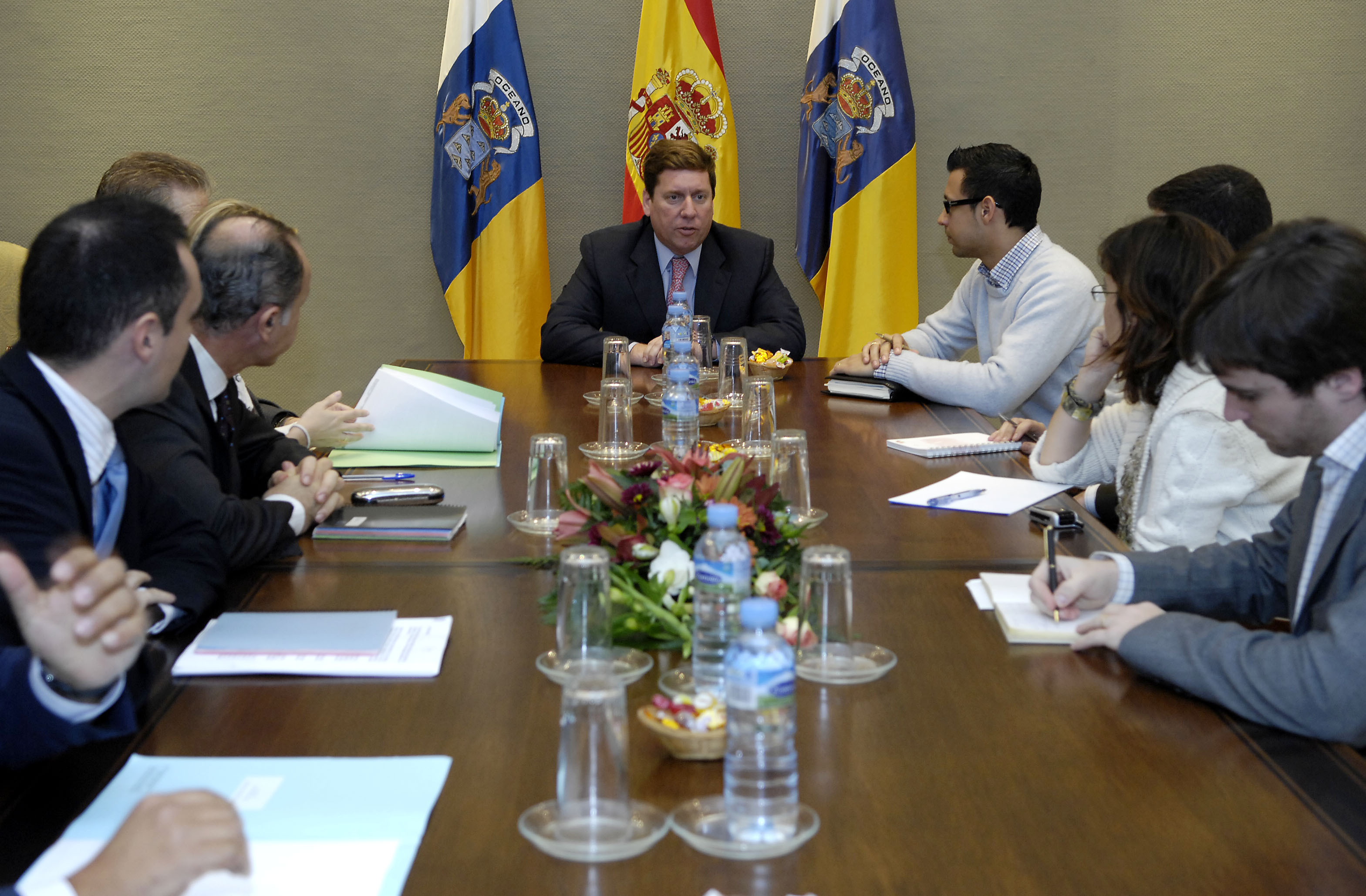 El presidente y los portavoces parlamentarios reciben a la Plataforma Joven Canaria