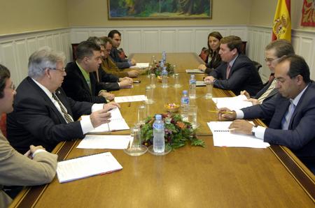 El Parlamento recibe a una delegación de la FECAM para abordar la tramitación de la ley de municipios turísticos