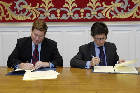 El presidente del Parlamento (izq) y del director territorial de la Caixa durante la firma del convenio El presidente del Parlamento (izq) y del director territorial de la Caixa durante la firma del convenio