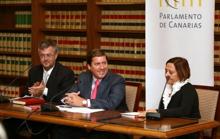 El presidente del Parlamento de Canarias, Gabriel Mato, y el presidente de la Federación de Lucha Canaria, Gonzalo Hernández Sánchez.