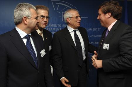 Gabriel Mato conversa con el presidente del Parlamento europeo, Josep Borrell, durante la visita oficial a Bruselas celebrada en marzo de 2006