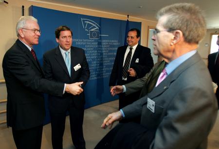 El presidente Pöttering saluda a los portavoces políticos del Parlamento de Canarias