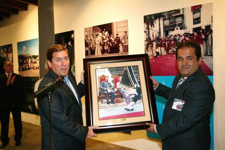 Gabriel Mato entrega una foto de recuerdo de la exposición al presidente del Cabildo Insular de La Palma, José Luis Perestelo