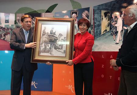 Gabriel Mato entrega una reproducción de una fotografía de la exposición a la presidenta del Cabildo de Lanzarote